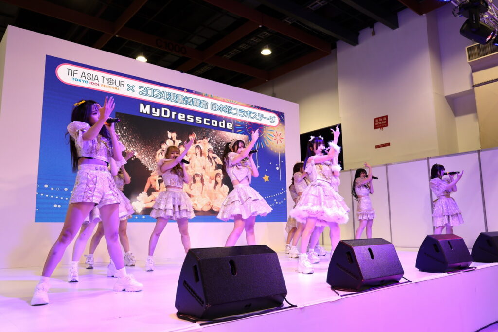 MyDresscode的11位成員全員到齊,用中文自我介紹,瞬間點燃全場氣氛,歡呼聲此起彼落