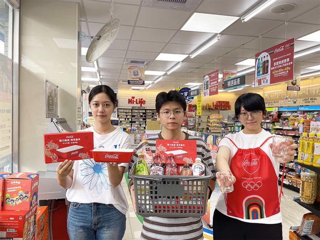 8月20日前,萊爾富「太古可口可樂」特色主題店推出買指定商品任6件,直接免費限量送「可口可樂」隨機贈品乙個