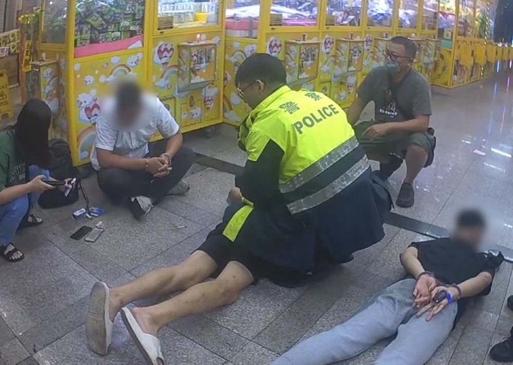 假投資騙80萬元 新莊警誘逮車手驚見雙胞胎收水手 299 cnews204240727a01