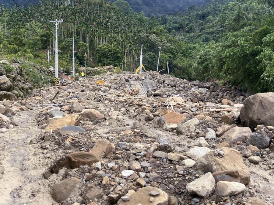 凱米豪雨土石流致災  翁章梁前往中埔勘災