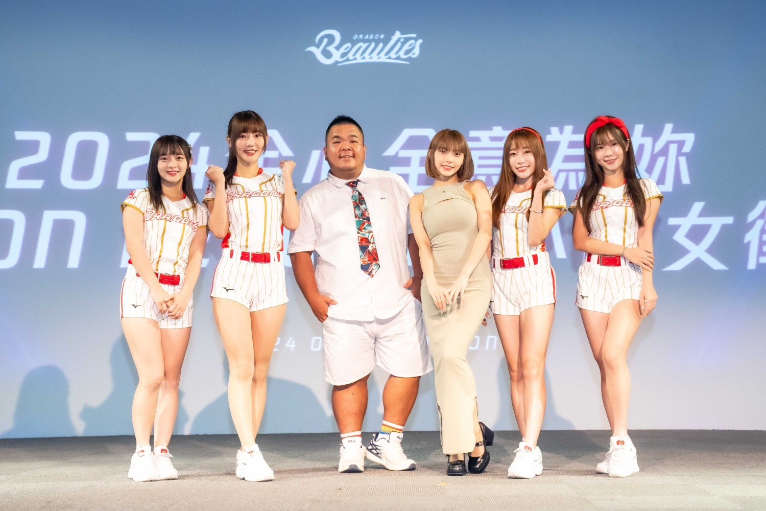 左起-詩雅、小映、小螞蟻、芷霖、心璇、賴可 到場為女孩加油打氣。(圖/莉奈享務所提供)