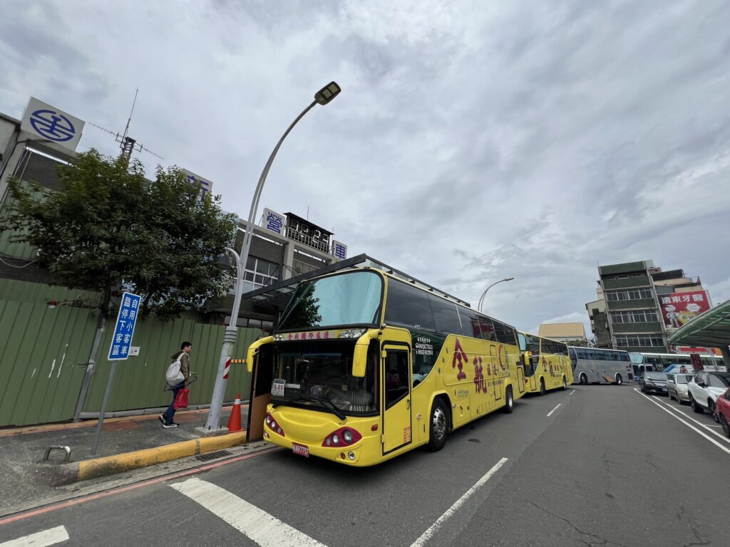 受凱米颱風影響台鐵新營-嘉義營運中斷改以公路接駁