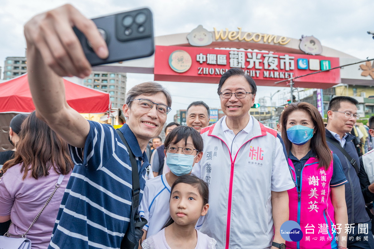 桃園市長張善政出席「中壢夜市夏夜生活祭-親子童樂會 FUN 一夏」活動，與市民朋友們互動。<br /><br /> 