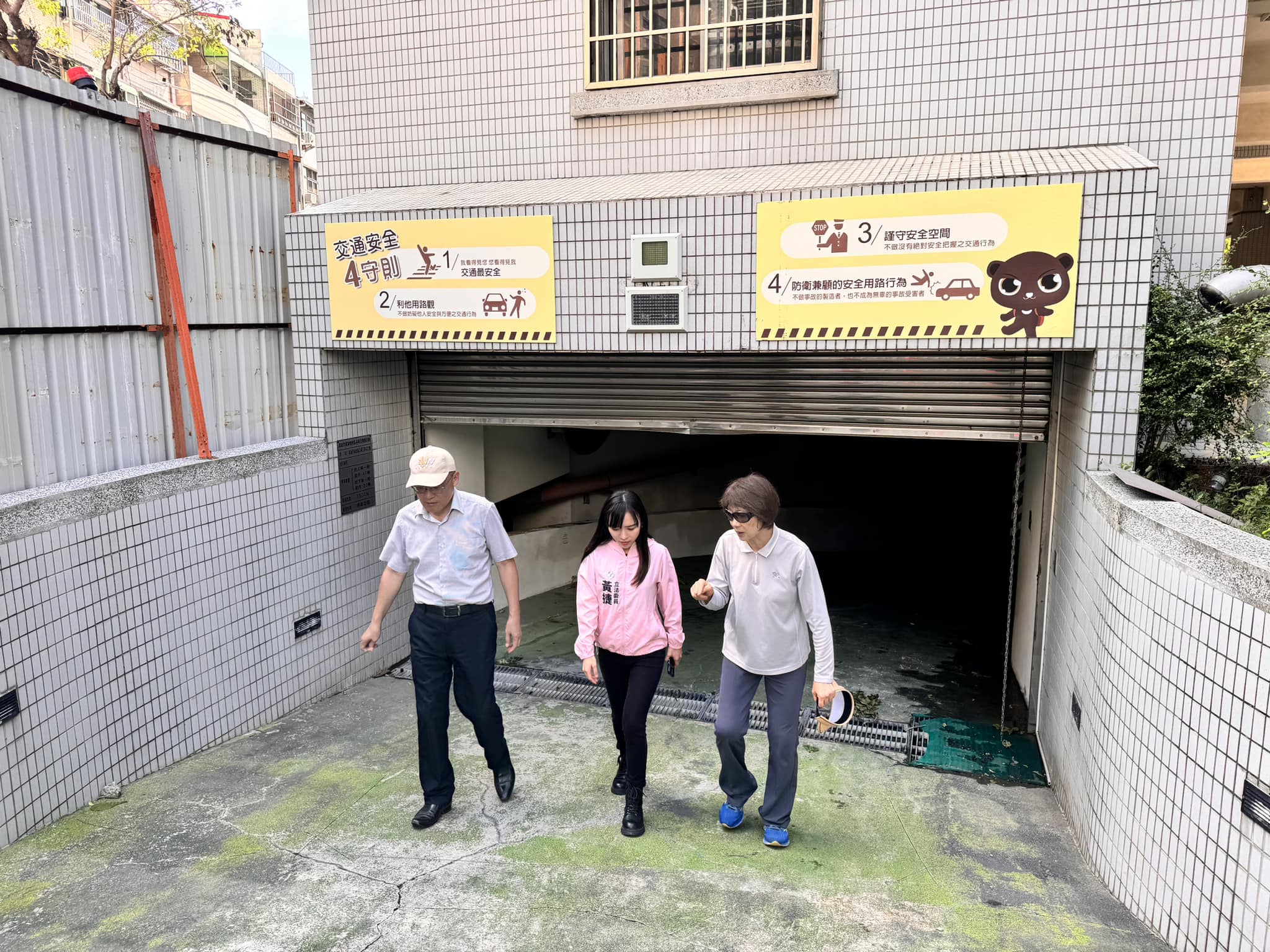 民進黨立委黃捷(中)在28日前往高雄女中和鼓山區了解颱風災情,並提供協助。翻攝黃捷臉書