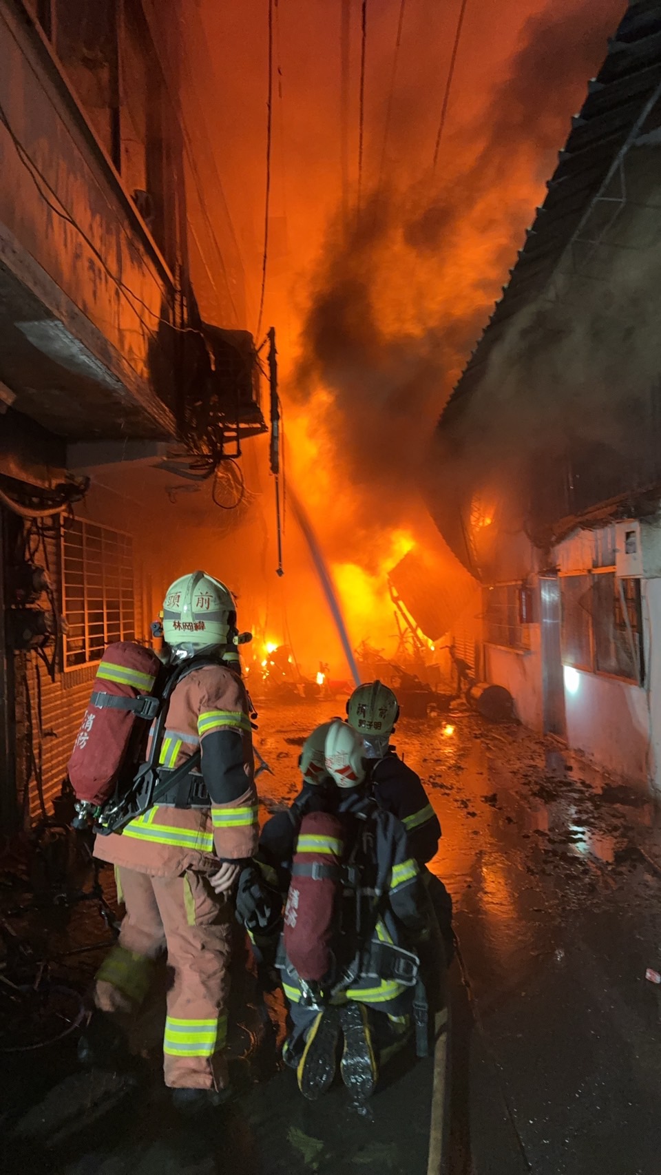 ▲新北市新莊區化成路1處家庭工廠,本(7)月16日發生火警。(翻攝畫面)