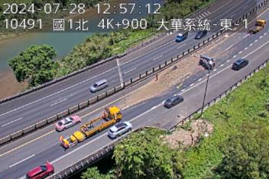 ▲國道1號南下5K八堵-大華系統有車輛翻覆。(翻攝畫面)