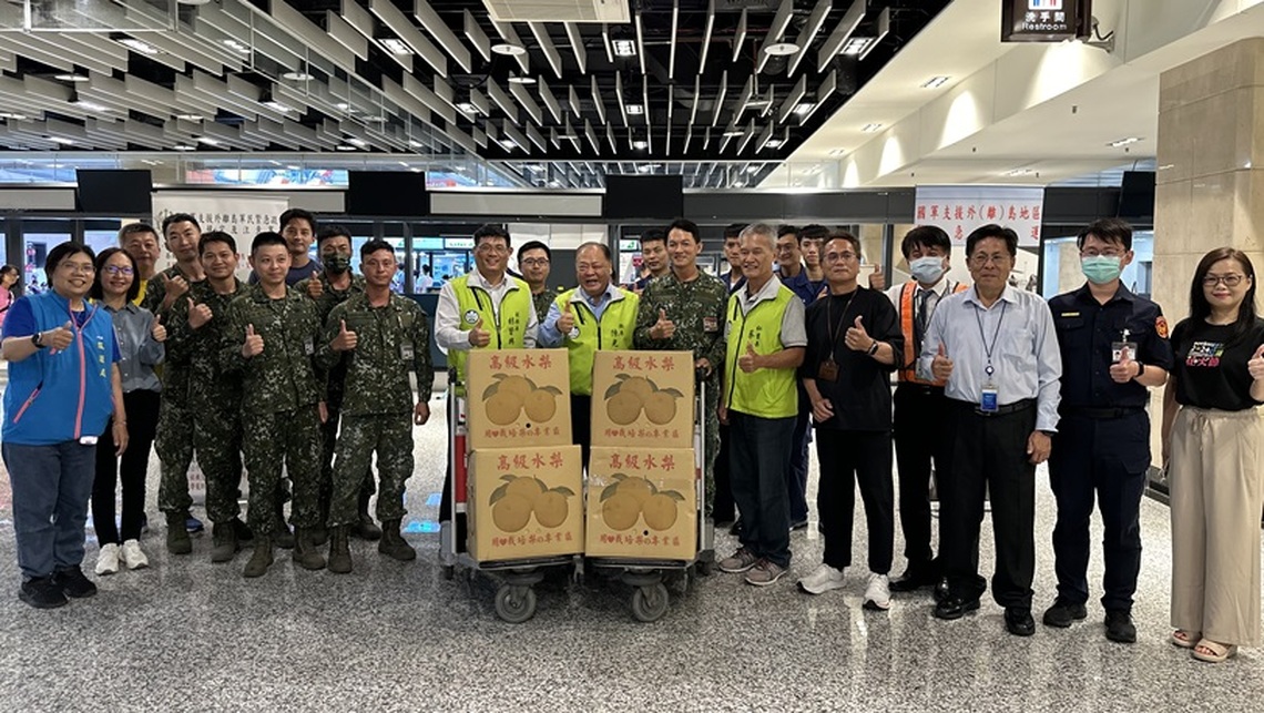 颱風滯澎旅客全數疏運 陳光復前往機場慰勞同仁