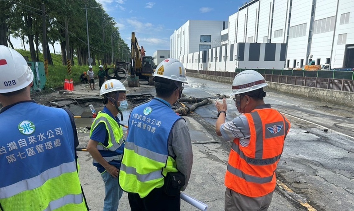 高雄市大寮區河堤路二段因水管破裂造成路面下陷  請用路人配合改道