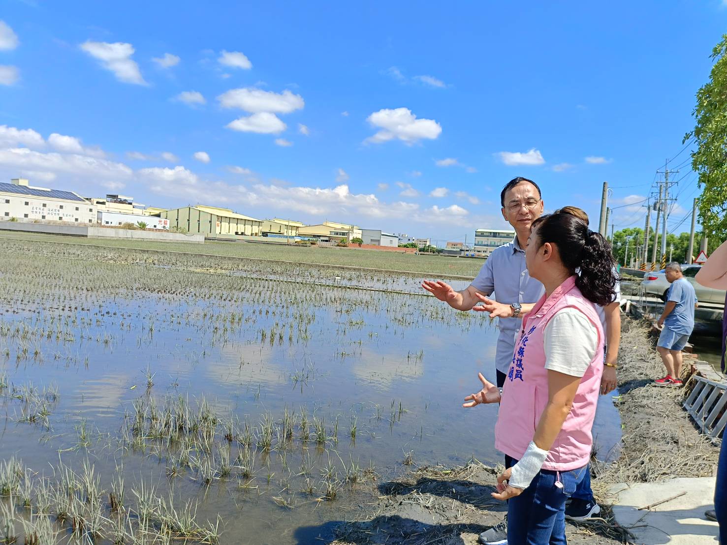 ▲國民黨主席朱立倫與立委謝衣鳳等人到彰化縣大村鄉勘災，凱米颱風造成農業損失嚴重，希望中央盡速補助整治排水整治經費。（記者張溎壕攝）