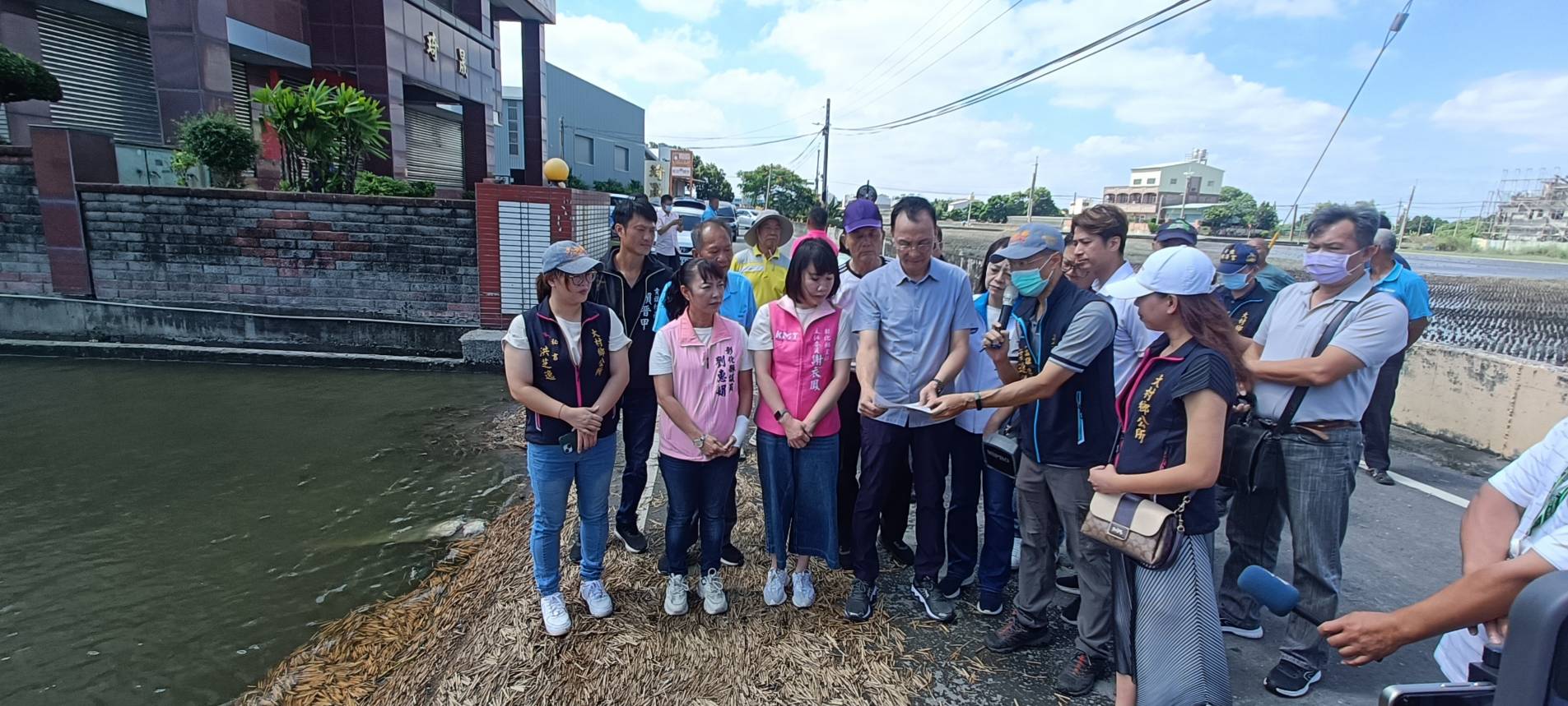 ▲國民黨主席朱立倫與立委謝衣鳳等人到彰化縣大村鄉勘災，凱米颱風造成農業損失嚴重，希望中央盡速補助整治排水整治經費。（記者張溎壕攝）
