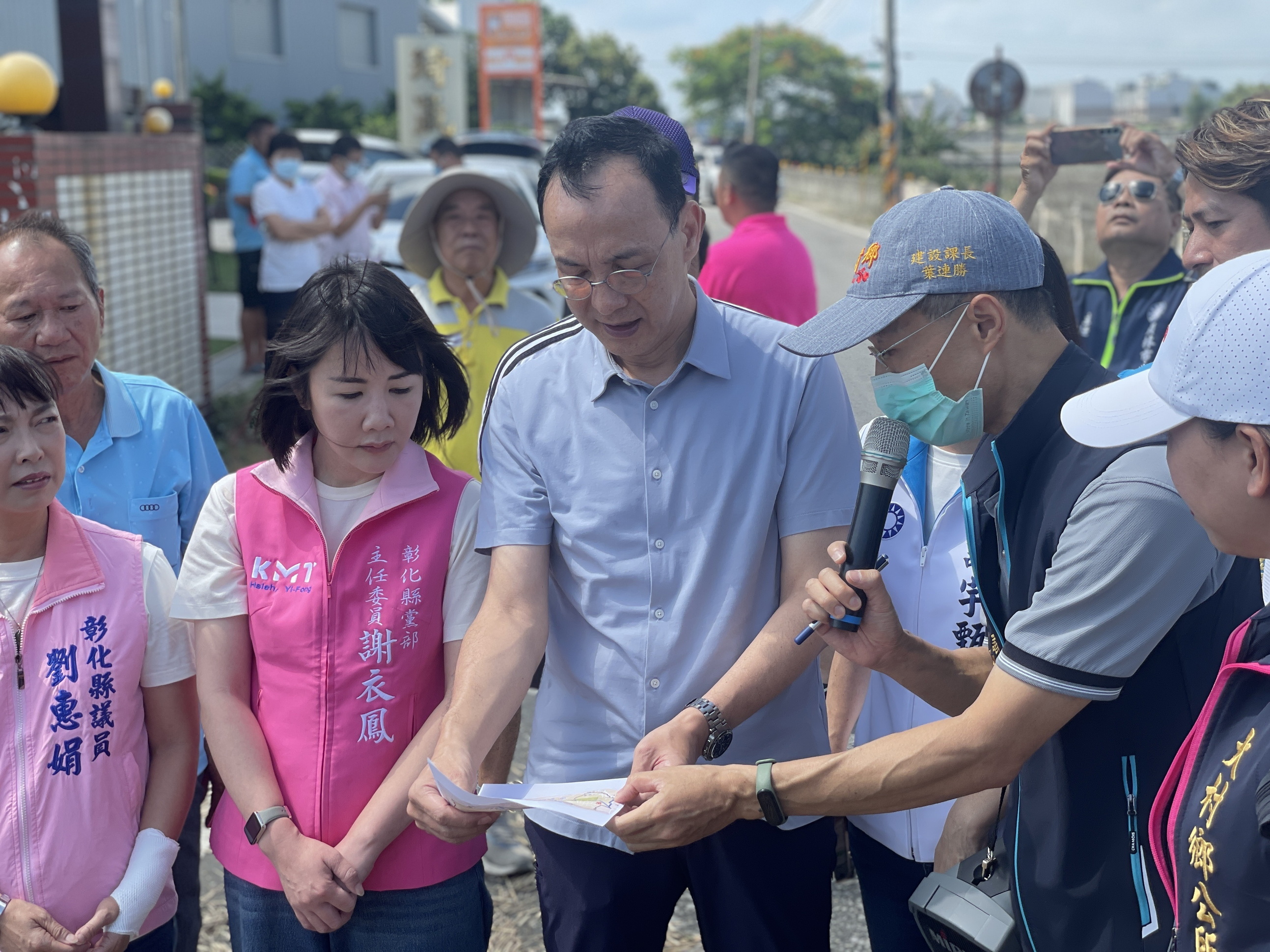 ▲國民黨主席朱立倫與立委謝衣鳳等人到彰化縣大村鄉勘災，凱米颱風造成農業損失嚴重，希望中央盡速補助整治排水整治經費。（記者張溎壕攝）