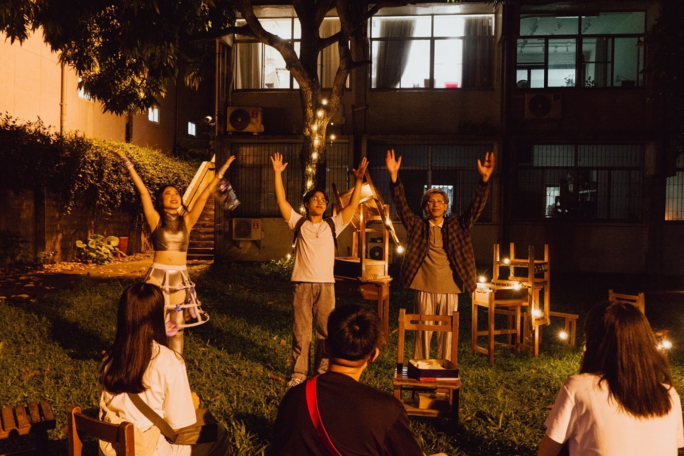 浮洲藝術共創工作室用定目劇演出活化舊臺北紙廠空間,以戲劇故事賦予浮洲地方新生機。