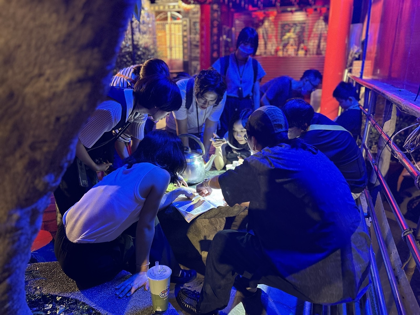 觀眾在浮洲藝術共創工作室設計的地方戲劇中參與故事解謎,尋找浮洲遺失的寶藏。
