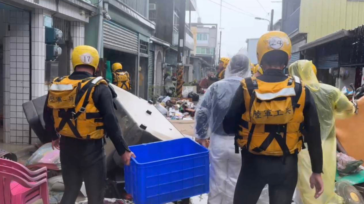 (上)民眾忙著清理家園,國軍協助志工送來便當,並一家一家發放。(攝影者:陳坤安)