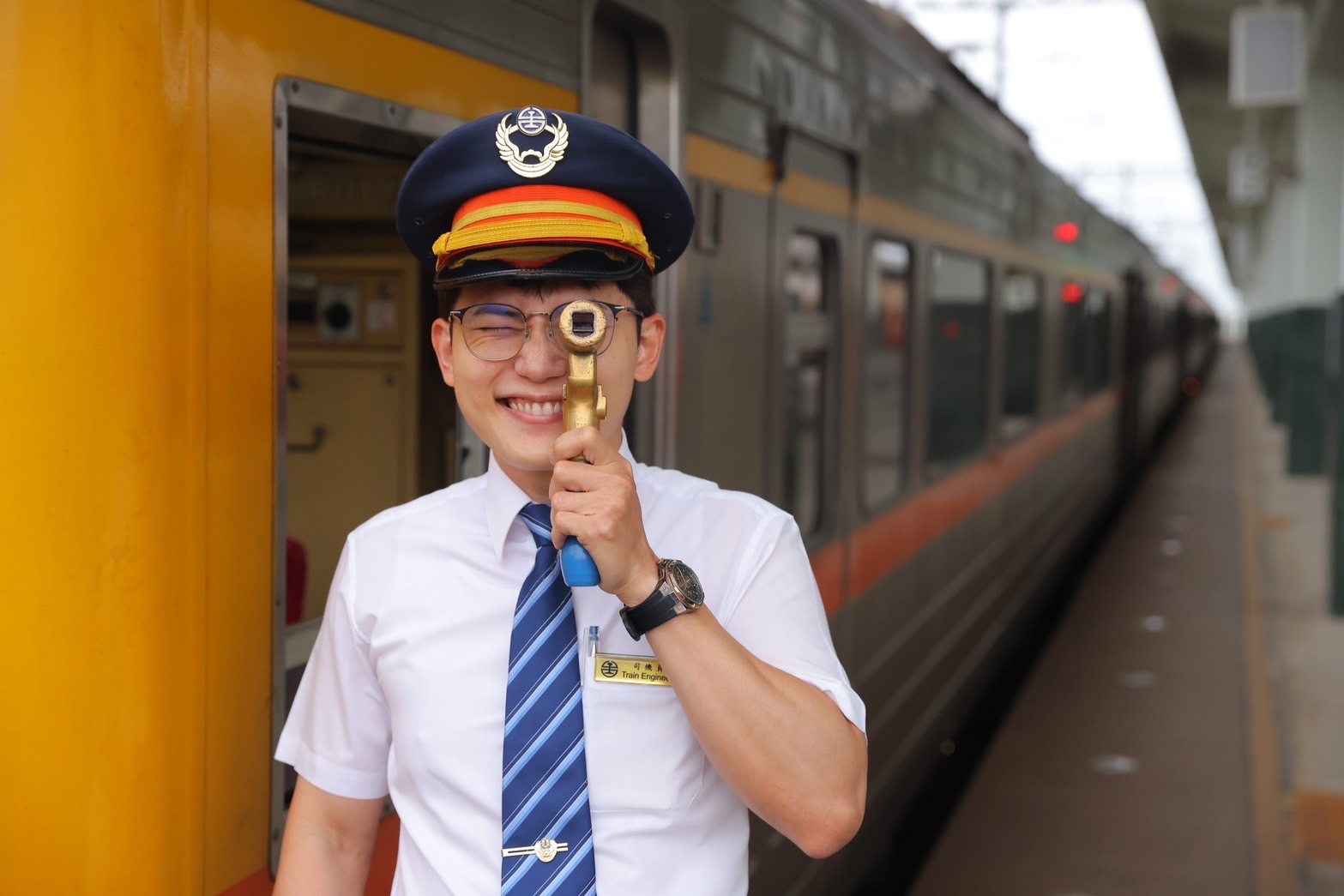 台鐵司機員黃鈺清平日的任務是開火車擔任大眾運輸的擺渡人,在今年三月完成造血幹細胞捐贈,他呼籲大家一起來建檔捐贈,給血癌病友續命的機會。相片:黃鈺清提供