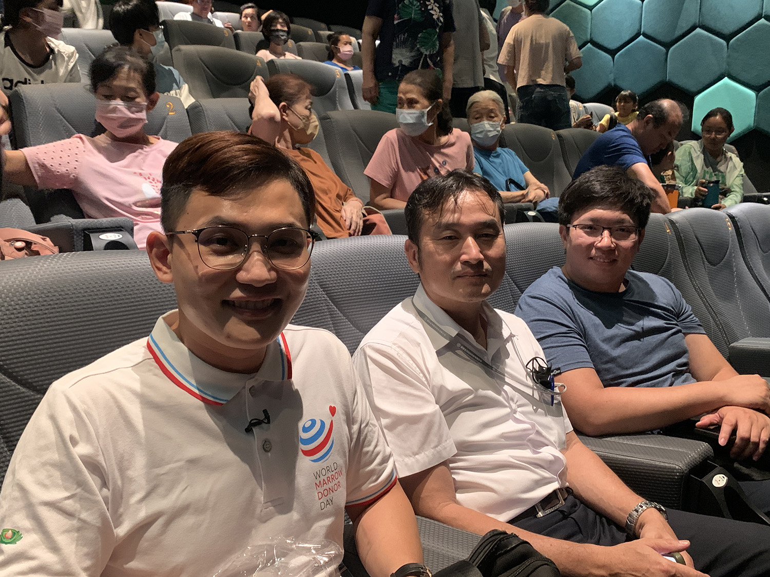 台鐵台東機務段運轉組長謝明正(左二)說平時台鐵人是大眾的擺渡人,現在還可以成為拯救血液疾病的人,黃鈺清的善行,他與有榮焉!」攝影者:劉蓁蓁