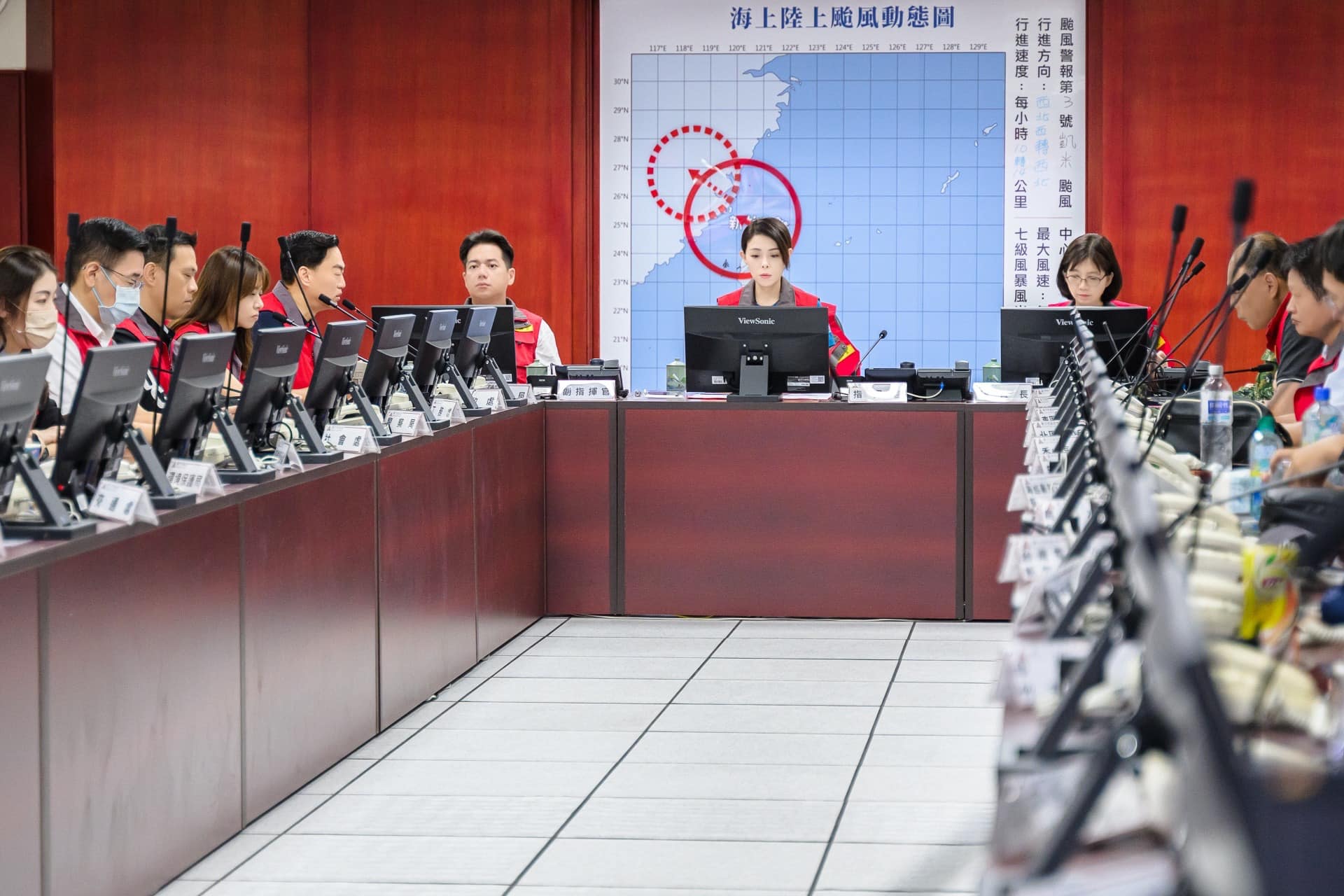 可能是 7 個人、新聞中心和文字的圖像