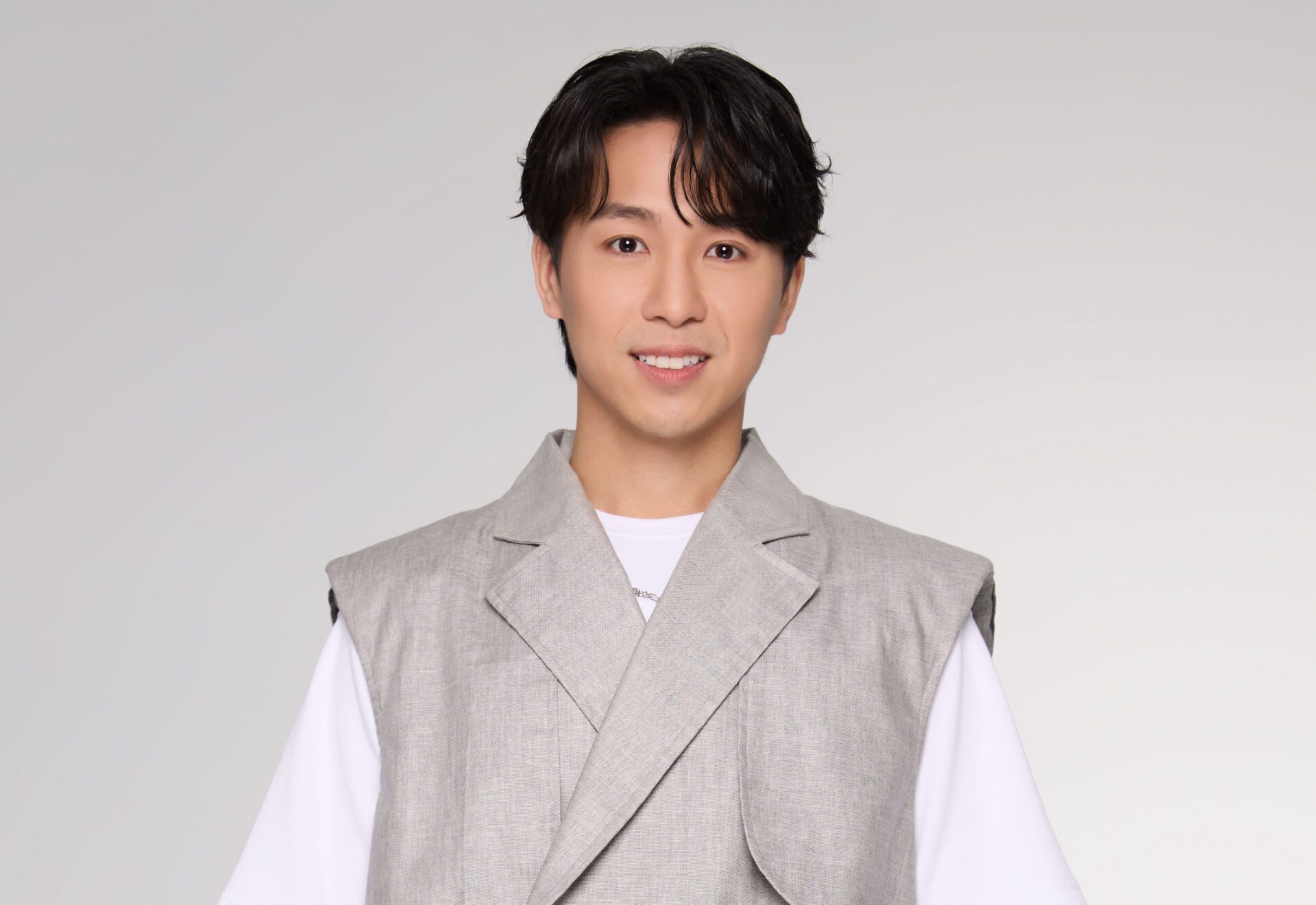 碩士歌手謝孟其遇大颱風 涉水上通告