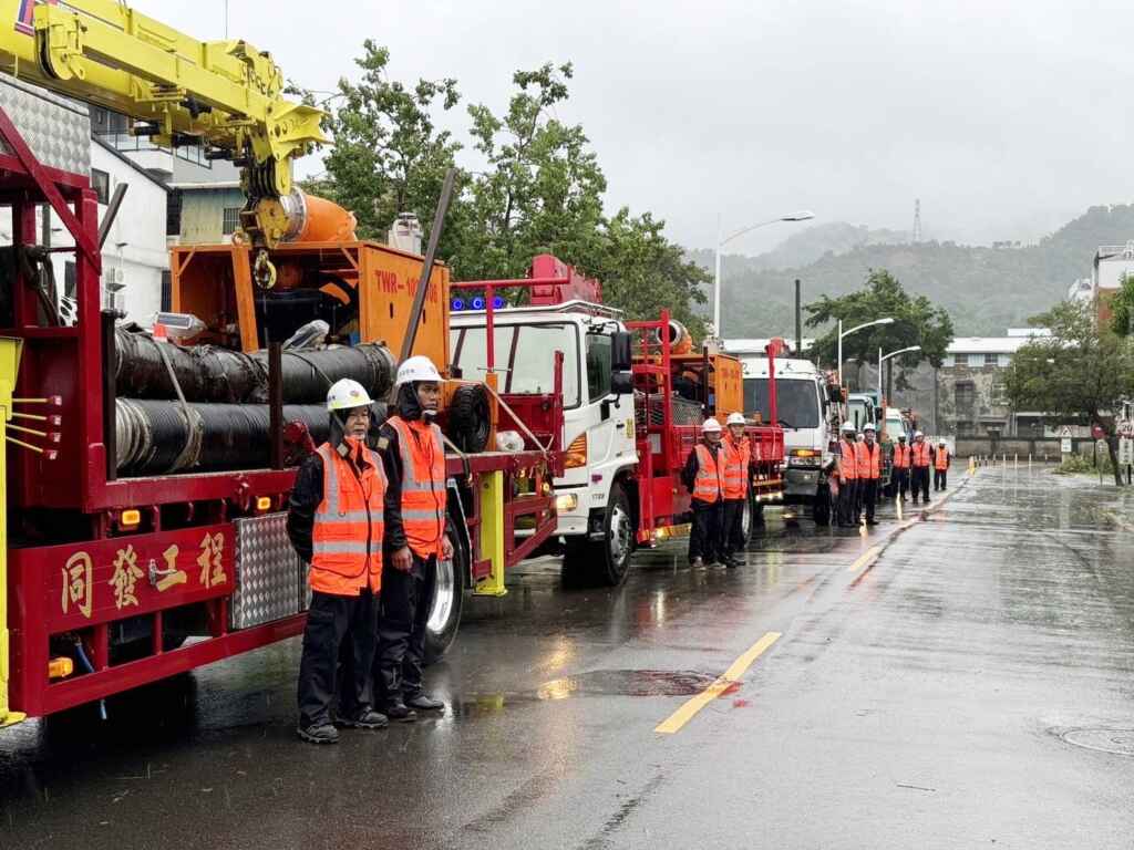 ▲水利局昨日再支援彰化市10台6英吋抽水機。(台中市水利局提供)