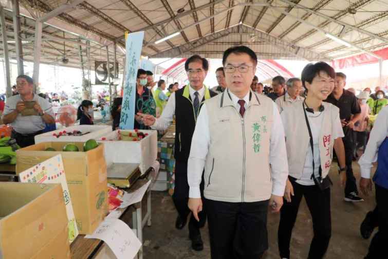▲「2024大內酪梨節產業文化季」於大內青果市場舉辦，台南市長黃偉哲特地到場站台，立法委員陳亭妃，市議員尤榮智也到場表達關心。（台南市政府提供）