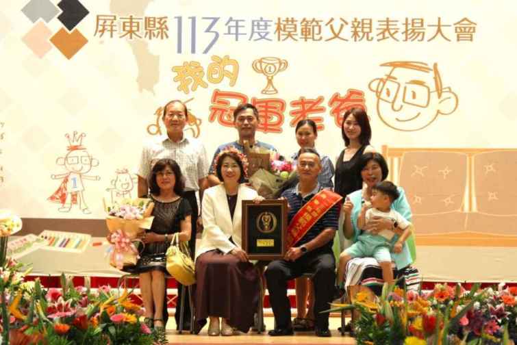 ▲屏東縣長周春米表揚榮退的義消簡榮得。（屏東縣政府提供）