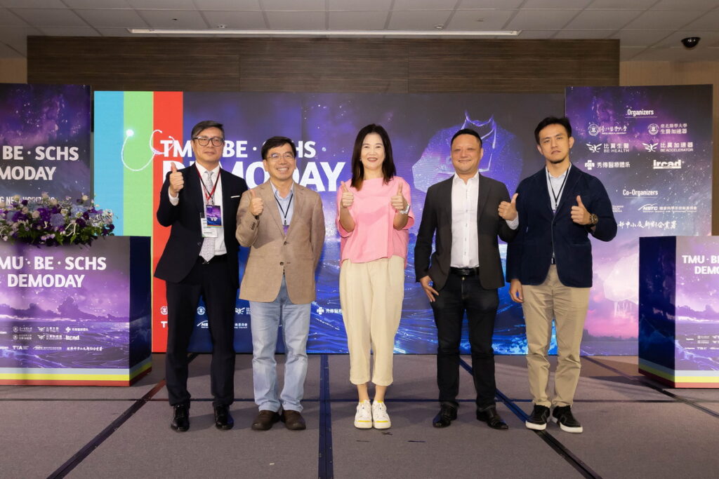 左起台北醫學大學蕭育仁事業長、國科會科國處葉至誠處長、國科會產學處許增如處長、比翼生醫陳彥諭執行合夥人、秀傳醫療體系黃士維中區總院長。(圖/比翼生醫提供)