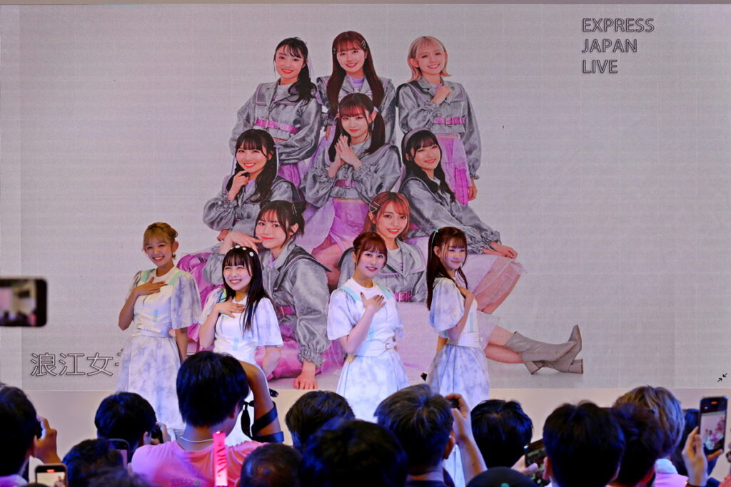 「浪江女子發組合」人氣依舊強強滾,身著粉色應援T的台日歌迷,就算流著汗水還是堅持排隊等見偶像一面
