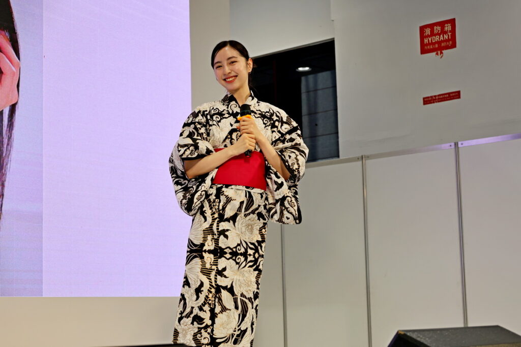 身穿和服的日本新秀美人「小高サラ」(小高Sara)不僅人美,歌聲更是動人