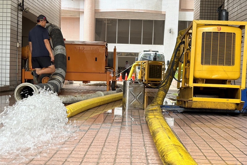 72小時全面動員大作戰! 高市府今日午前排除民宅地下室積淹水 260 72小時全面動員大作戰! 高市府今日午前排除民宅地下室積淹水 259