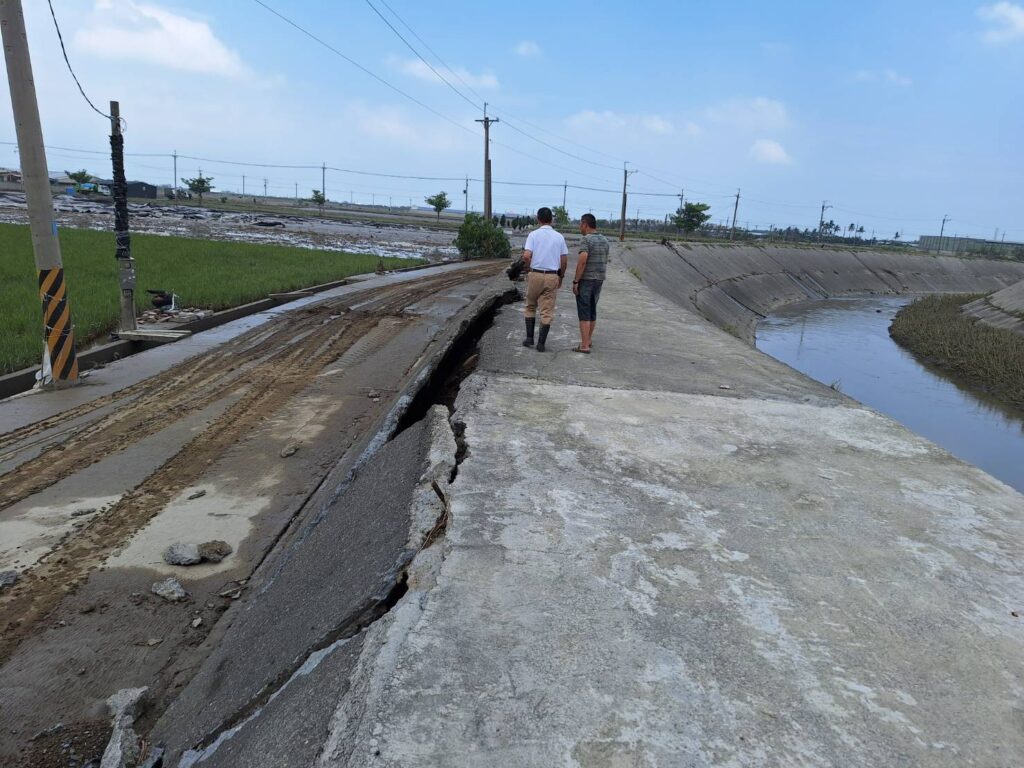 臺南市全力災後復原 八掌溪破堤損壞菁寮排水堤邊坡 水利局:立即進行搶救堤防工程