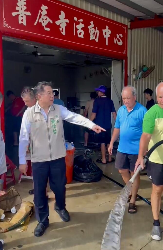抽水機全面啟動 台南今(28日)淹水全退 黃偉哲下午再度前往視察,指示市府團隊全力投入災後復原