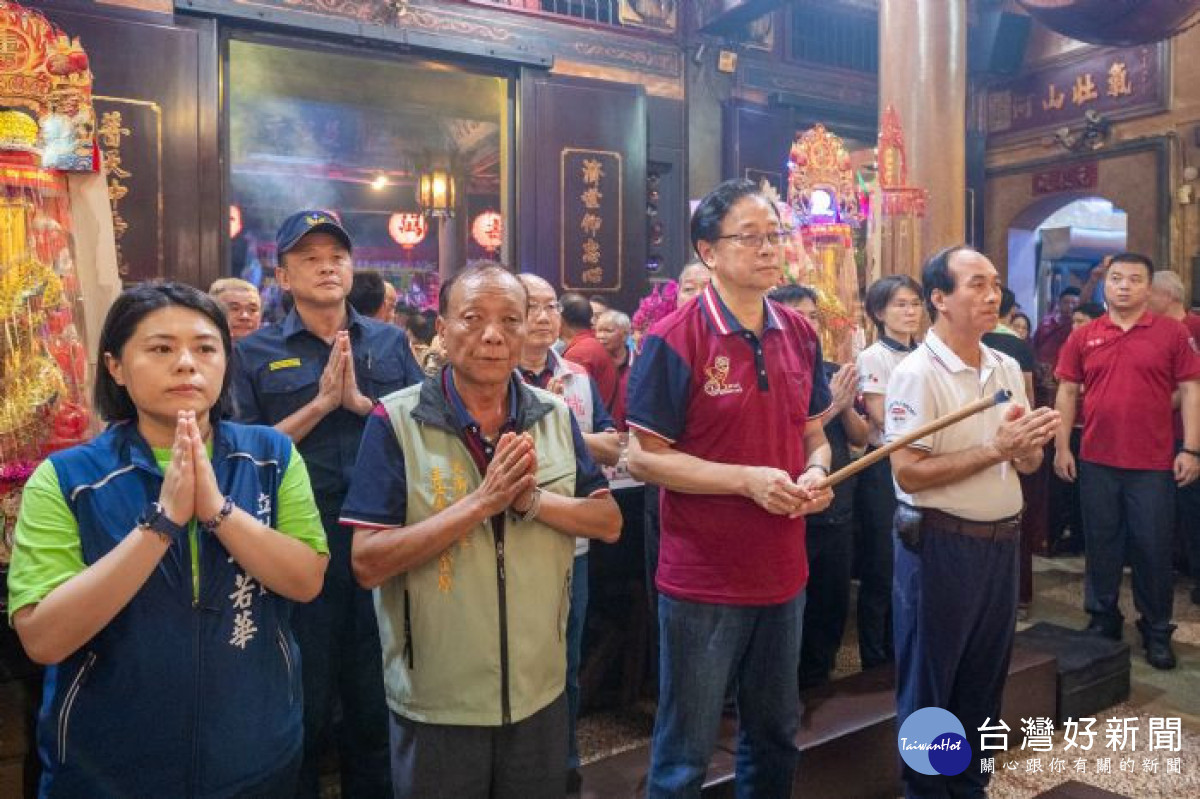 張市長出席暖壽三獻禮。
