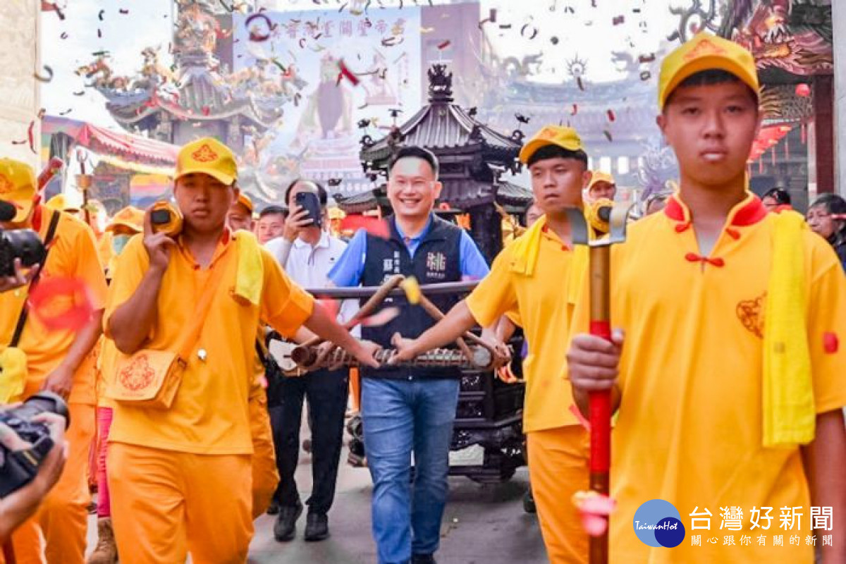 蘇副市長與大溪同人社遶境隊伍。<br /><br />