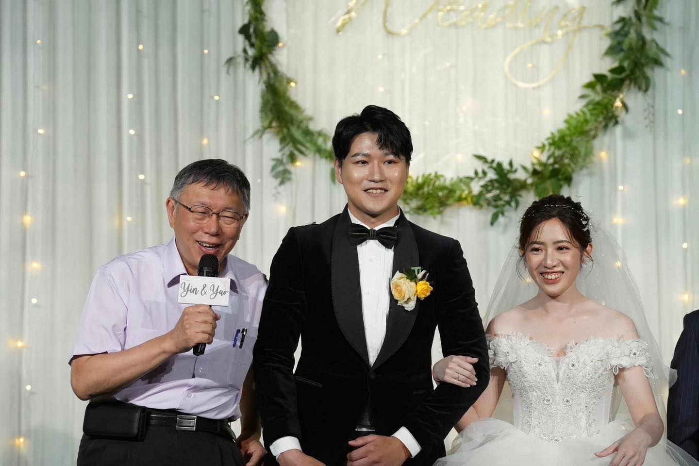 「學姐」黃瀞瑩(右)與記者老公劉家耀(中) 28日舉辦婚宴,民眾黨主席柯文哲(左)上台致詞。翻攝陳智菡臉書