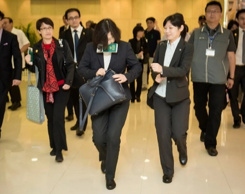前總統蔡英文29日推出寫真輯紀錄從政歷史,其中也收錄她2015年匆匆搭機訪日時,口咬護照的隨興畫面。翻攝《辣台妹寫真輯》