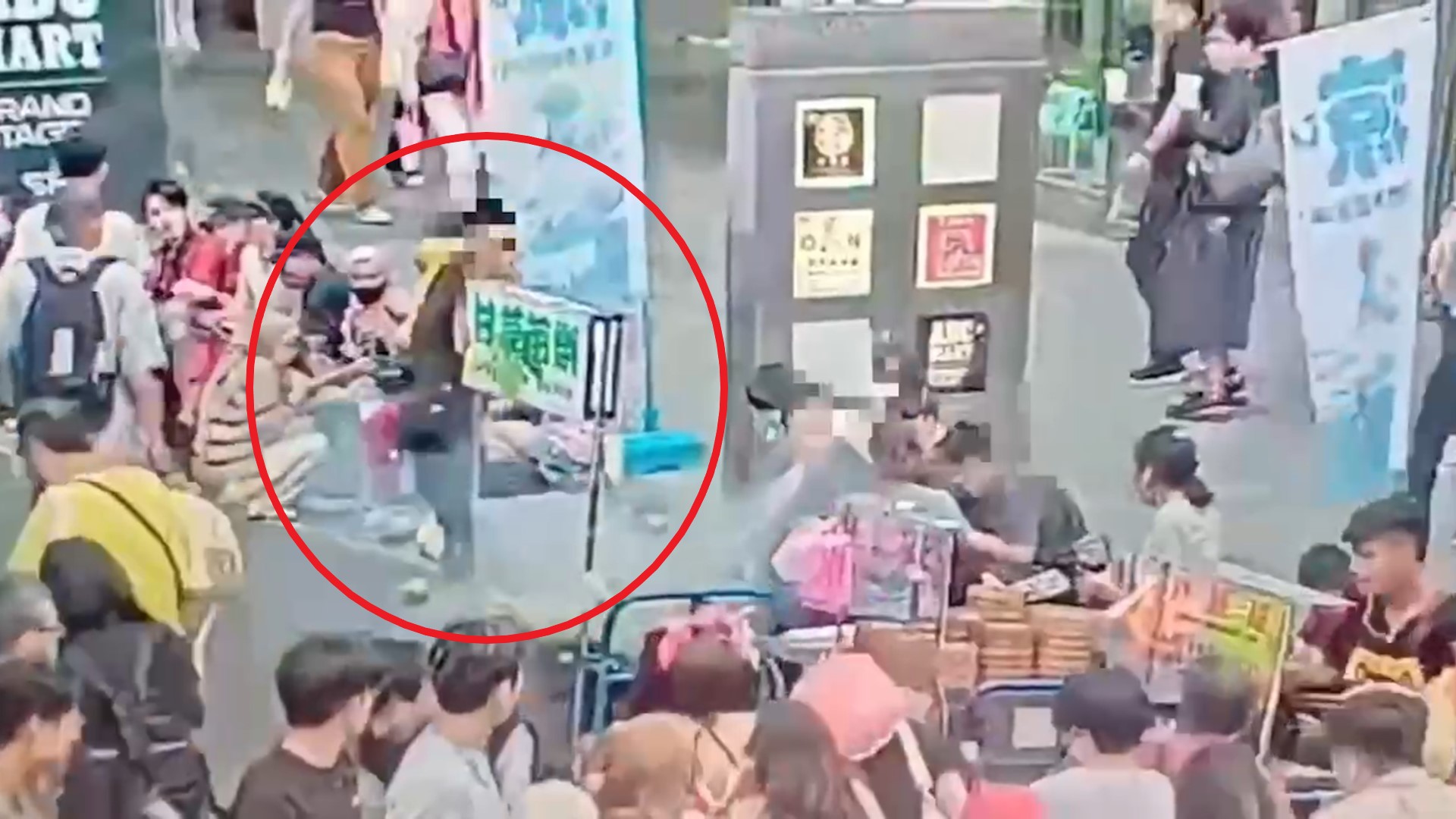 ▲張男趁妻子與鄭女爭執時，偷偷跑到對方攤位燃放鞭炮。（翻攝畫面）