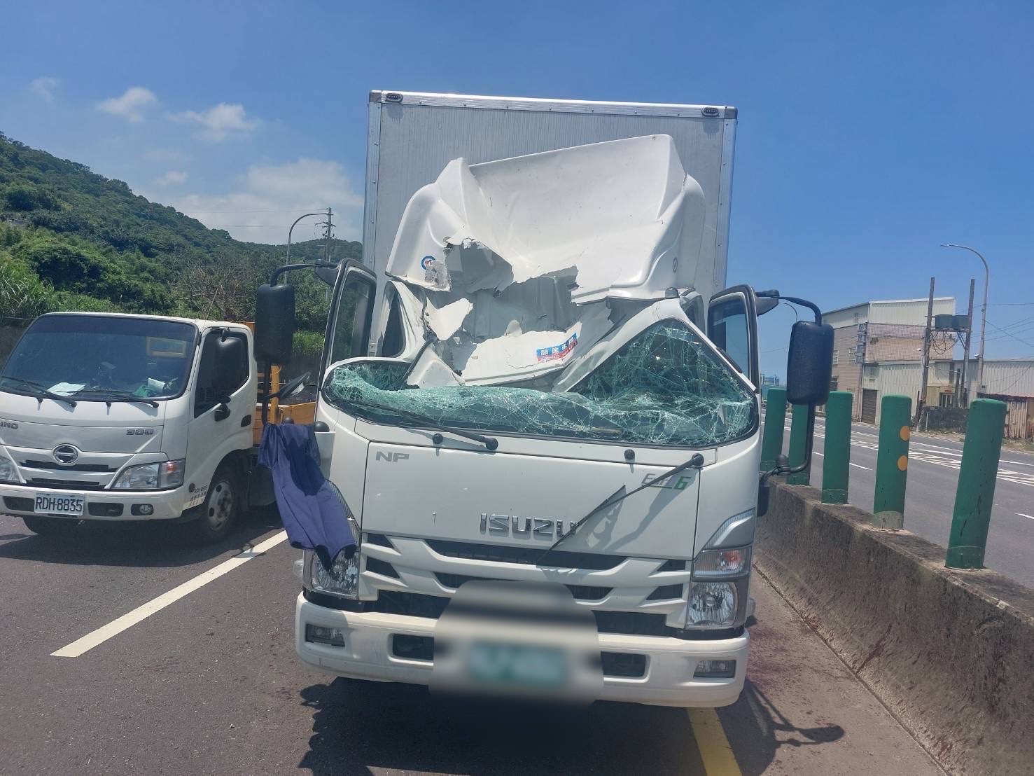 ▲營業大貨車閃避不及,整個駕駛艙遭巨輪砸毀。(翻攝畫面)