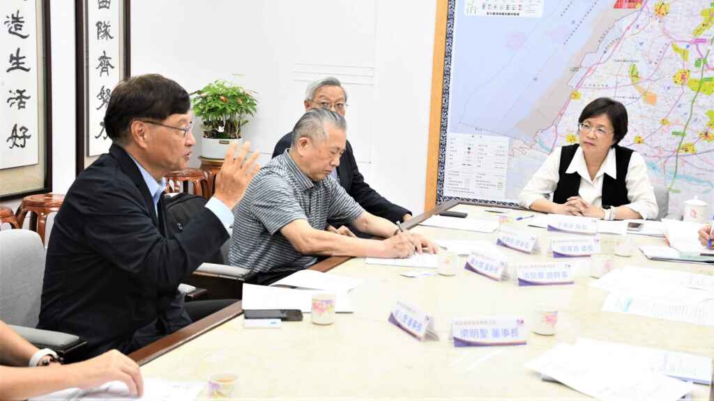 ▲台北市彰中校友會關心彰化縣招商引資與產業發展,拜會彰化縣長王惠美,分享對招商引資的策略、如何吸引國內外企業投資彰化,以提升地方經濟競爭力。(彰化縣政府提供)