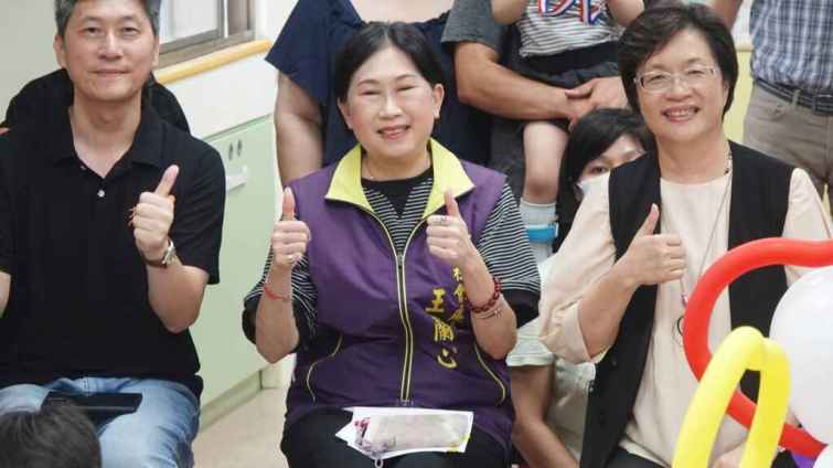▲彰化縣寶貝成長家園第六屆畢業典禮，彰化縣長王惠美、伊甸社會福利基金會彰雲嘉區長洪宏錡、社會處長王蘭心給予畢業生鼓勵與祝福。（記者林明佑攝）