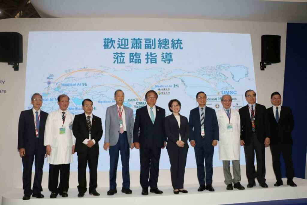 ▲中國醫藥大學暨醫療體系董事長蔡長海、執行長鄭隆賓、副校長薛博仁、王陸海以及院長周德陽等校院主管親自接待並解說,向蕭美琴副總統介紹了學校在智慧醫療、癌症細胞治療等方面的特色亮點。(中國醫藥大學提供)