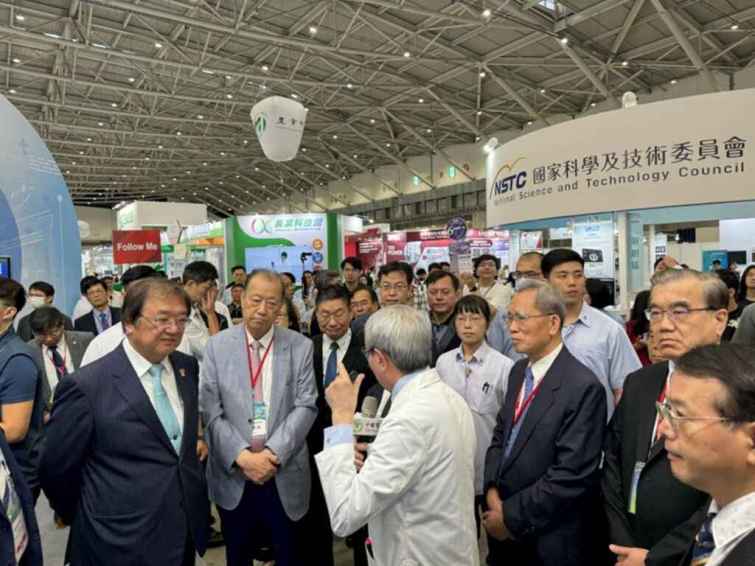 ▲鄭隆賓執行長向蕭美琴副總統、衛福部邱泰源部長介紹中國醫藥大學研發團隊發展AI智慧醫療。（中國醫藥大學提供）