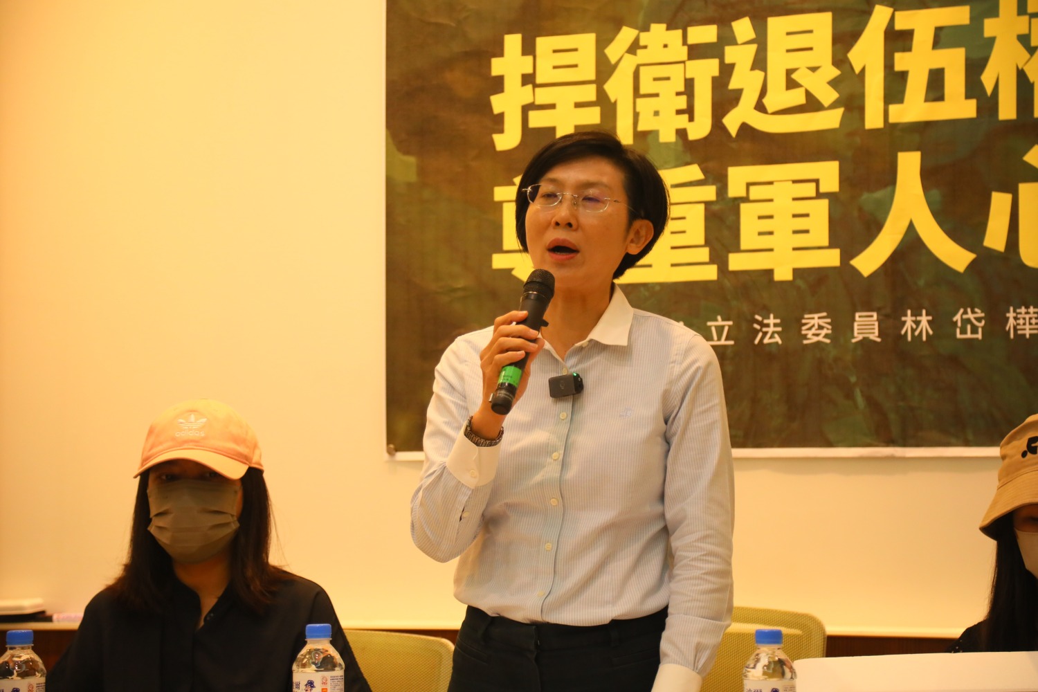 林岱樺指出,該5名教師在申請退伍後,原本預期能夠順利完成手續,並進行未來的職業規劃,然而卻延宕迄今,長時間的等待與不確定性使他們感到無奈與焦慮。(記者包克明 攝)