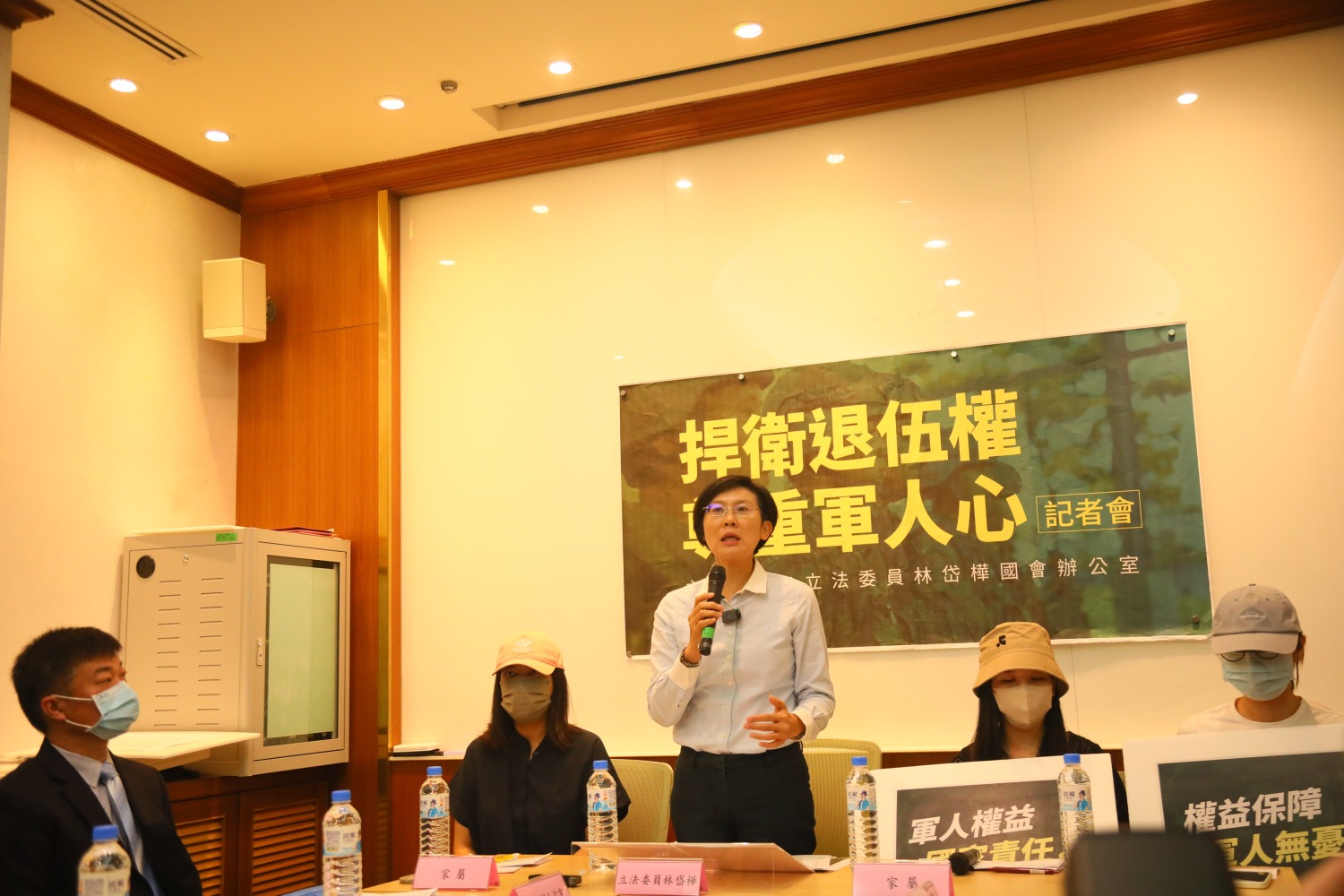 林岱樺表示,該5名教師的情況已嚴重剝奪了個人的職業選擇權,並對軍中強調人權保障的理念產生質疑。(記者包克明 攝)