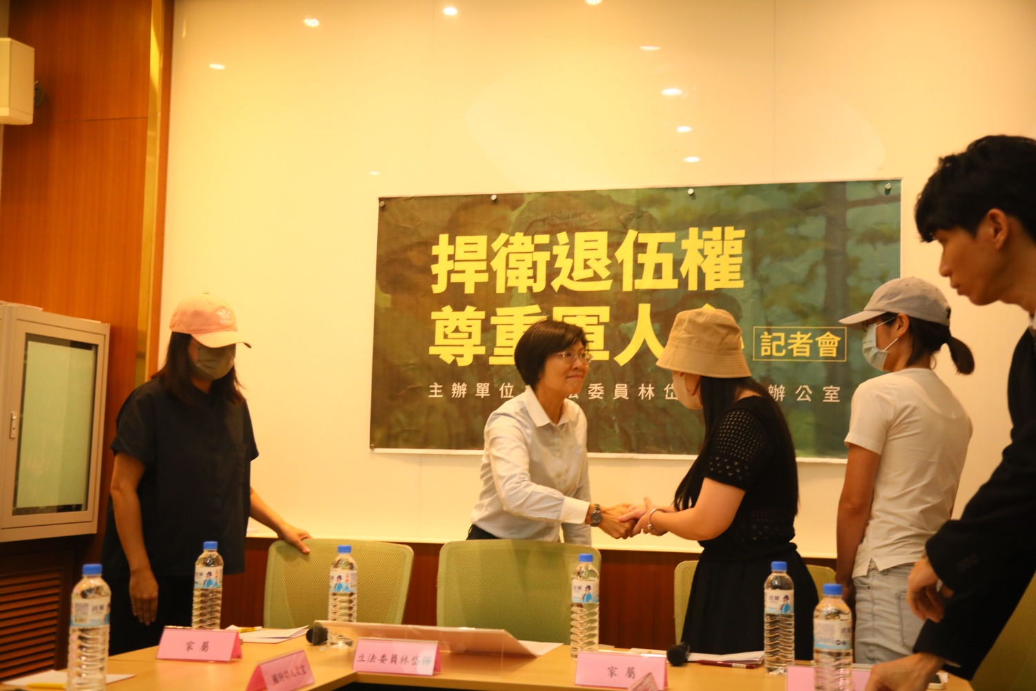 林岱樺為三位為夫婿挺身而出的教師配偶打氣。(記者包克明 攝)