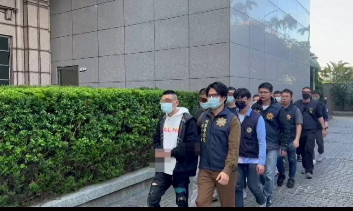 警方解送陳姓主嫌及其餘共犯。（記者 徐煜勝翻攝）