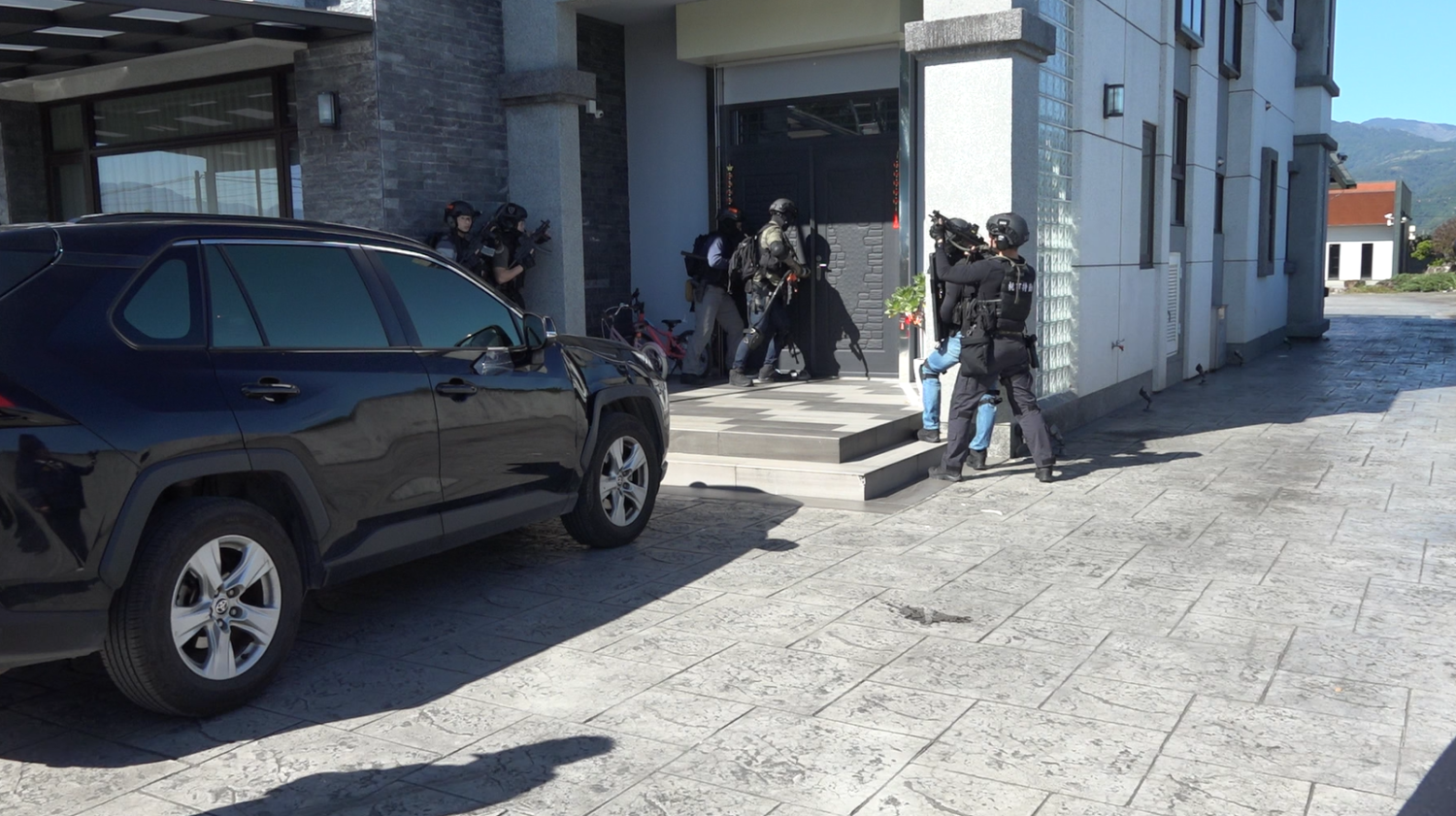 警方進行攻堅行動。（記者 徐煜勝翻攝）