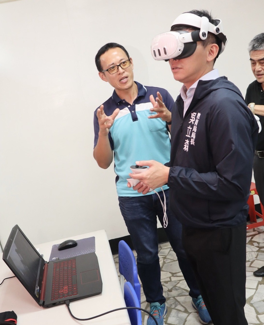 漾新聞|教育局長吳立森親赴龍華國中與學生進行VR科學人文探索