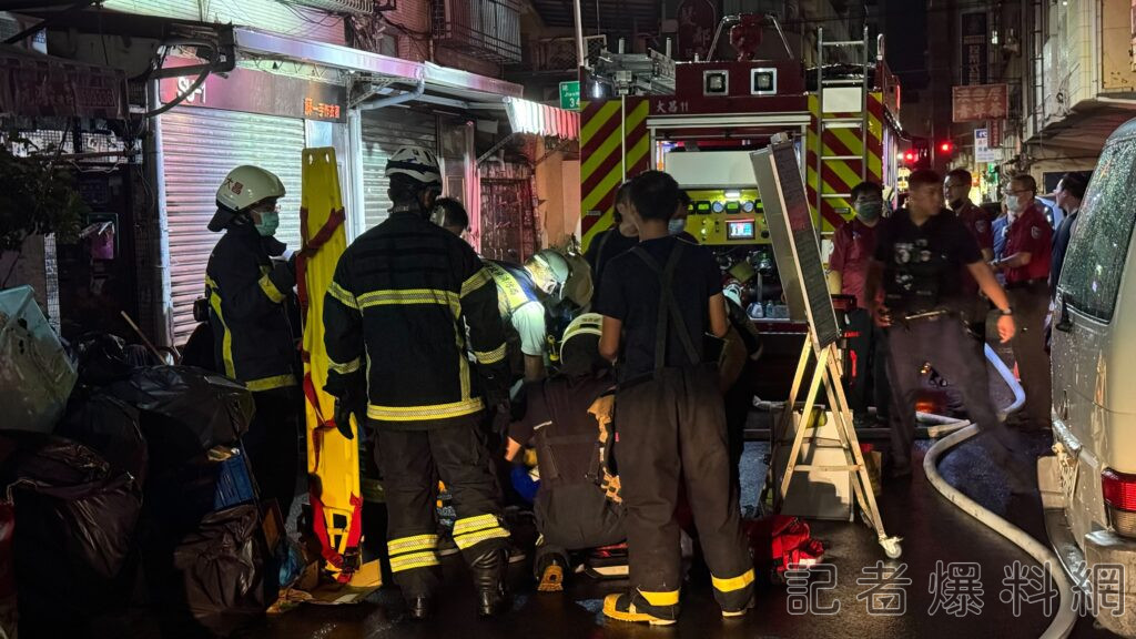 ▲警消在廁所發現女屋主後，人已無生命跡象，立即進行急救送醫。（圖／記者金東天攝）