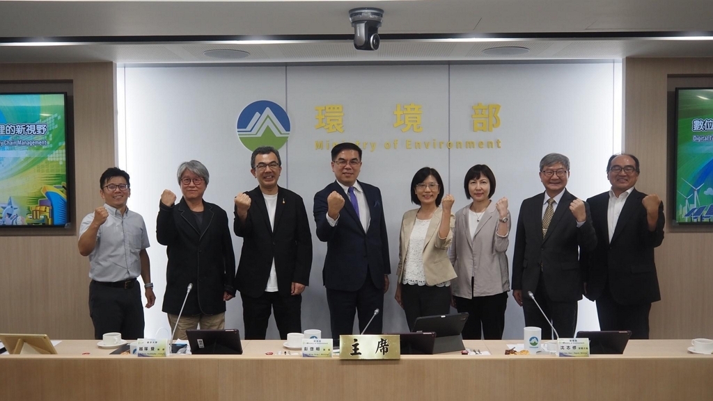 彭啓明部長與論壇與談人合照(圖:環境部氣候變遷署)