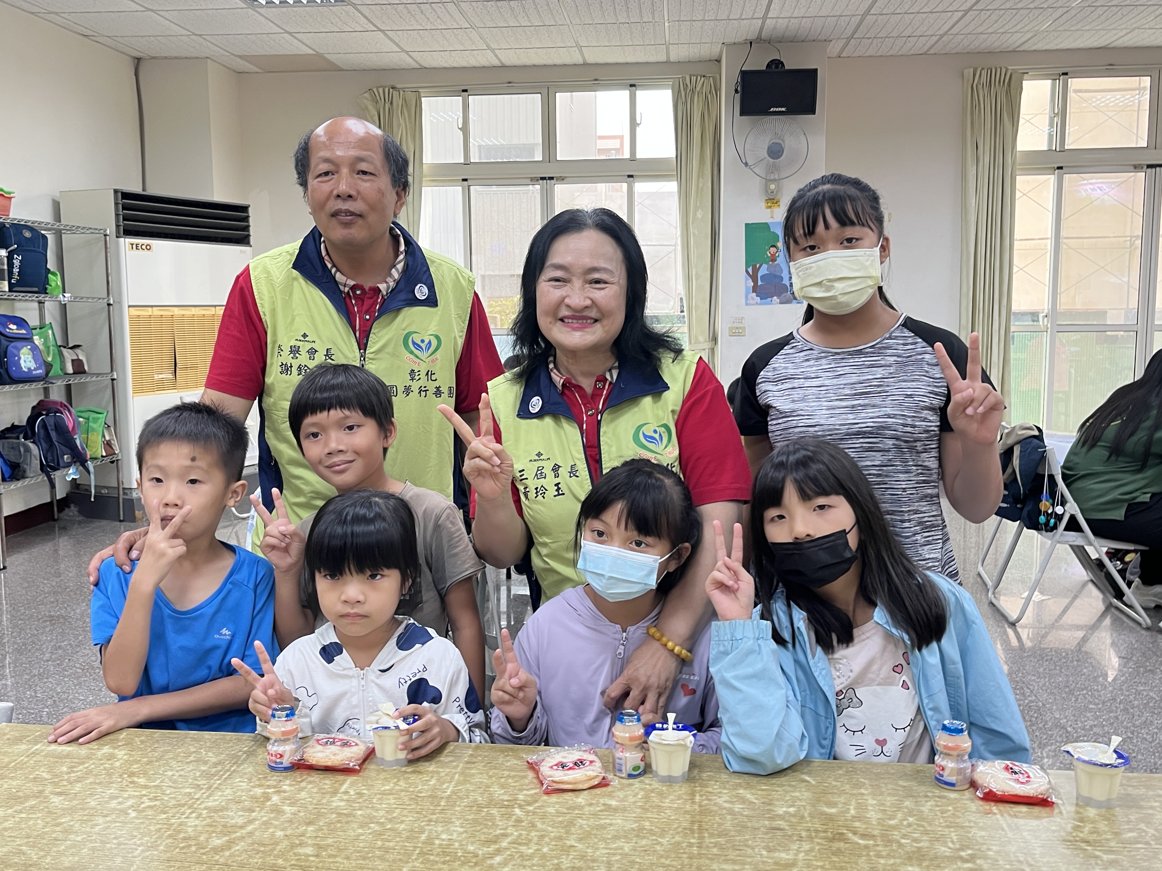 ▲彰化縣圓夢行善團專程到彰化家扶二林服務處捐贈20萬元善款，提升彰化家扶方案課程教學品質及專業服務量能。（記者張溎壕攝）